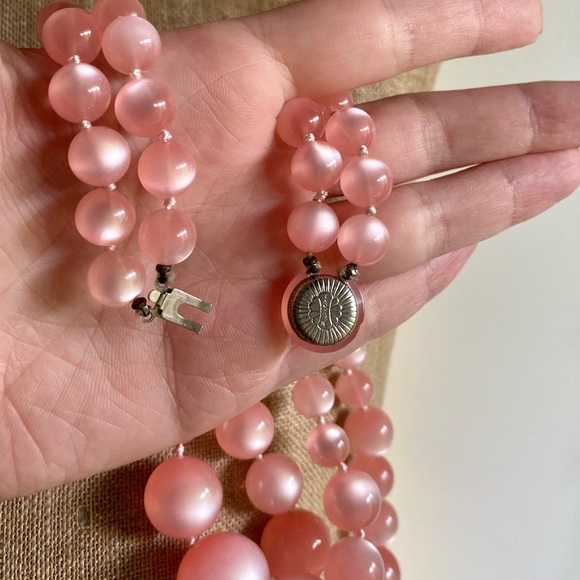 VTG ‘60s Richelieu Pink Pearl Double Strand Necklace & Earrings - Picture 9 of 10